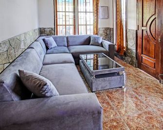 Hotel O Archi Homestay - Mataram - Olohuone