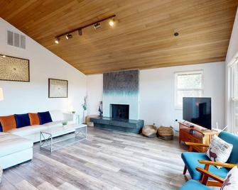 Mountain escape with private hot tub, amazing views, game room & SHARC passes - La Pine - Sala de estar