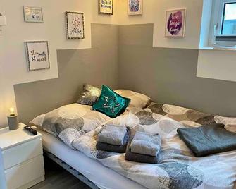 Modernes Zimmer mit Küchenzeile und Bad - Wolfenbüttel - Schlafzimmer