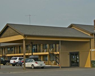 Red Lion Inn & Suites La Pine - La Pine - Building