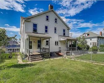 Home Away From Home -- with pools, parks, hiking, fishing, and lakes nearby! - Washington - Building