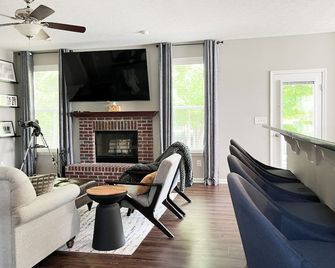 Beechwood Villa - Suburban Modern - Avon - Living room