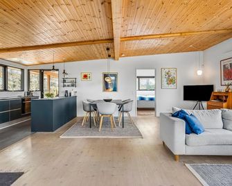 Lovely home in Ebeltoft with WiFi - Ebeltoft - Living room