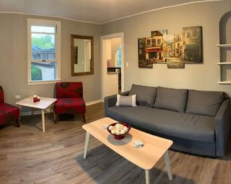 In Town Apartment in Downtown Geneva!! - Geneva - Living room