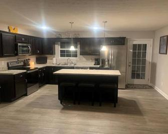 Comfortable, Relaxing house just outside of Louisville, KY - Charlestown - Kitchen