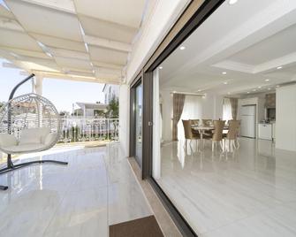 Brand New Villa, w/ Full Amenities and swimming pool - Göynük - Balkon
