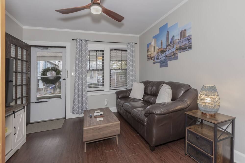 Rare Cleveland Apt: Heart of Little Italy! With Sauna & Hot Tub! - קליבלנד - סלון