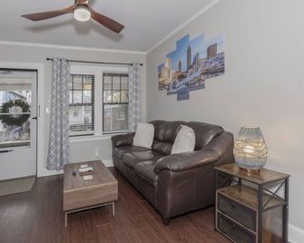 Rare Cleveland Apt: Heart of Little Italy! With Sauna & Hot Tub! - Cleveland - Sala de estar