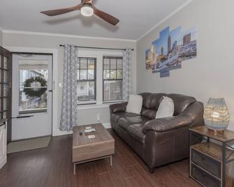 Rare Cleveland Apt: Heart of Little Italy! With Sauna & Hot Tub! - קליבלנד - סלון