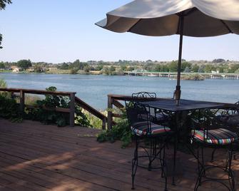 Amazing relaxing get-away home on the Snake River with river view and boat dock. - Hagerman - Patio