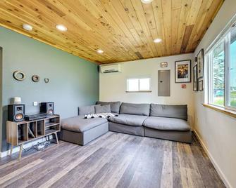 Walk to Beach Creek-Front Sekiu Home with Fire Pit! - Neah Bay - Sala de estar