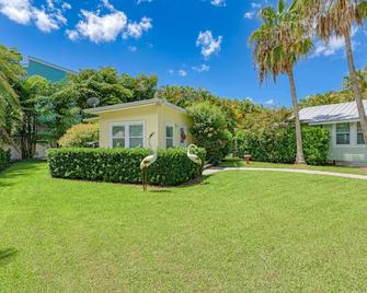 Ami Lighthouse Cottage-One Minute Walk To The Beach-Keyless Locks - Bradenton Beach - Edificio