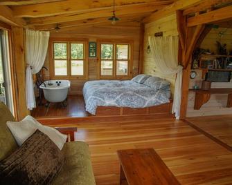 Nature-lover's playground: 125-acre sanctuary with off-grid cabin - Jefferson - Habitación