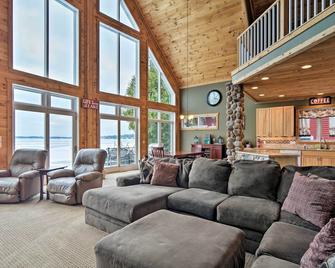 Family-Friendly Lake Mitchell Oasis: Hike & Ski! - Cadillac - Huiskamer