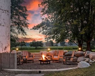 The Kinni Cottage - Dwell Riverfront Farmstay - River Falls - Патіо