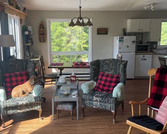River Lea Cottage-on picturesque Magnetawan River\nSummer dates are available! - Burk's Falls - Living room