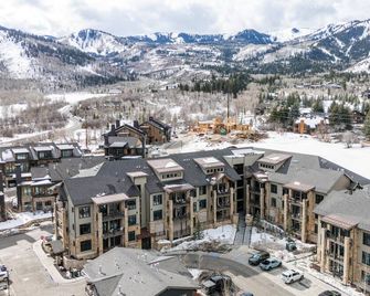 Heated Pool, Gourmet Kitchen, Pet Friendly, Gym, Walk to Canyons Village, 2 Private Patios - Park City