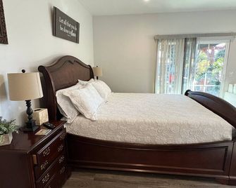 Cozy studio in fabulous Chula Vista with AC, WiFi, Washer and Dryer. - Chula Vista - Bedroom