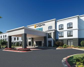 La Quinta Inn & Suites by Wyndham Kennesaw - Kennesaw - Building