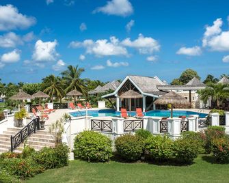 Coyaba Beach Resort - St. George's - Bể bơi