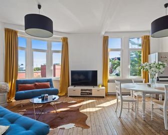 19th Century Apartment Near Berchem Station - Antuérpia - Sala de estar