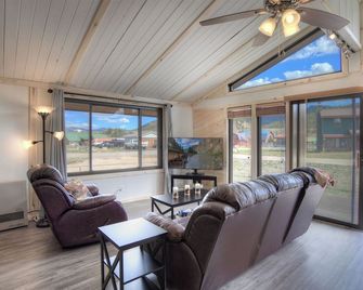 Warrick Cabin - Creede - Living room