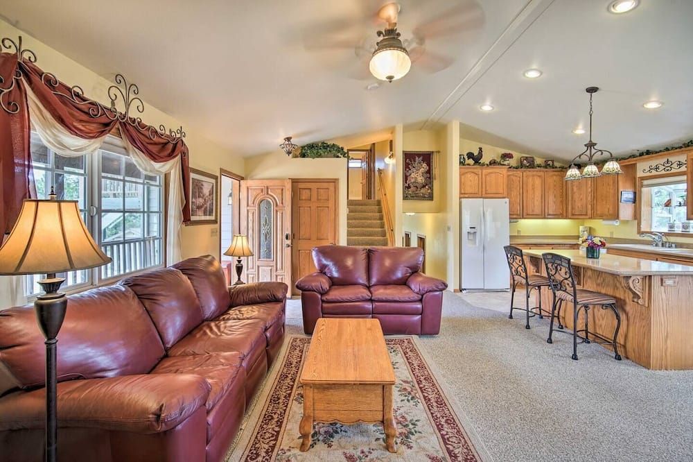 Luxury Home w/ Woodfire Hot Tub and Starlink