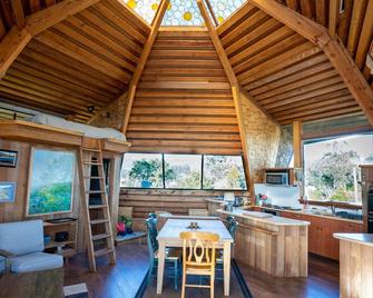 Iconic Mushroom House. Ocean Views, Walk to Beach and Sauna! - Bolinas - Dining room