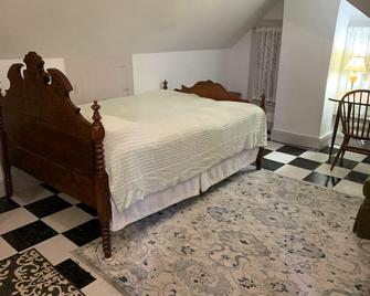 3rd Floor, walk-up private 3BR victorian apartment - Walton - Bedroom