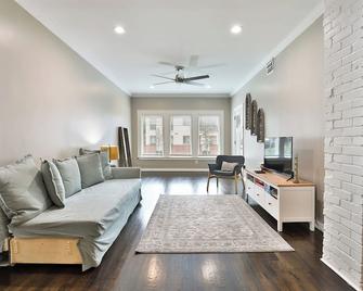 Museum District - Beautiful 2 Br/2Ba with King bed! - Houston - Wohnzimmer