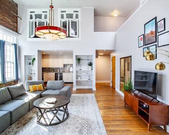 Heart of the Old City- Minutes from Market Square - Knoxville - Living room