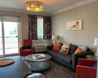 Upscale Condo 2 Blocks Walk to Jordan Hare - sleeps 6 - Auburn - Living room