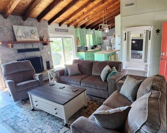 Cozy 2-bedroom cabin by Lake Eufaula with Wi-Fi and Hot Tub - McAlester - Living room