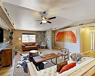 Rawhide Ranch - Walk To Pappy And Harriet's With Hot Tub! 3 Bedroom Home by RedAwning - Yucca Valley - Slaapkamer