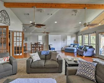 Lakefront Granbury Home with Dock, Decks and Hot Tub! - Granbury - Stue