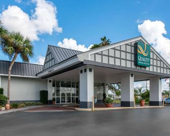 Quality Inn & Suites and Conference Center - Brooksville - Gebouw