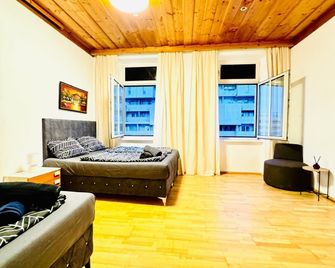 Beautiful 4BR Apt for up to 12P 10 Min to FAC Platz - Vienna - Phòng khách