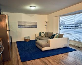 Warm and Comfy Stay\nClose to all you need! - West Jordan - Living room