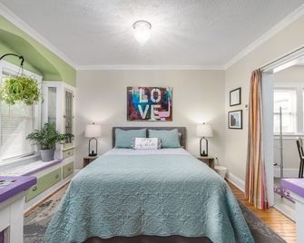 Tremont - Bright 2BR apt-Pet Friendly, Conv. to Stadiums, Clinic, Museums & More - Cleveland - Bedroom