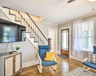 Historic Staunton Home ~ 1 Mi to Downtown! - Staunton - Living room