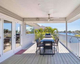 3900 SQFT waterfront home; heated pool;Game room & gym near Gulf-Islands beaches - Port Richey - Balkon