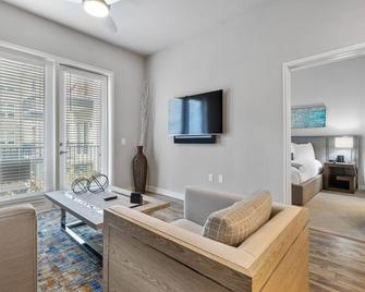 StayOvr at Galatyn Park - Richardson - Living room