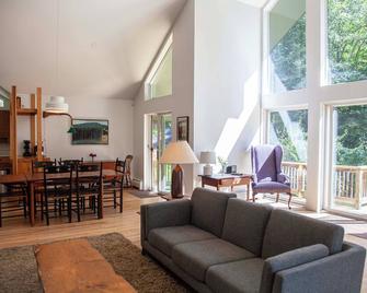 Dreamy, contemporary 3-bedroom country home in Sandgate - Great for families! - Sandgate - Living room