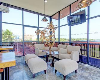 Collection O 93019 Ketemon Hotel & Resto - Yogyakarta - Lounge
