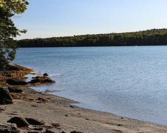 Huckleberry Ledge - with beach access. 22 miles from Acadia Nat'l Park - Surry - Playa