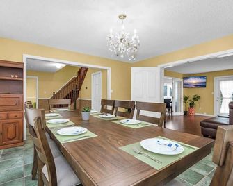 Sunflower Manor; Your Wine Country Family Retreat - Niagara-on-the-Lake - Dining room