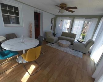 Beautiful Village 2BR loaded with extras - ساوجرتيس - غرفة طعام