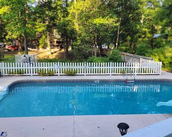 Cozy 1-bedroom cottage in Jesup, GA, with all the amenities of home! - Jesup - Zwembad