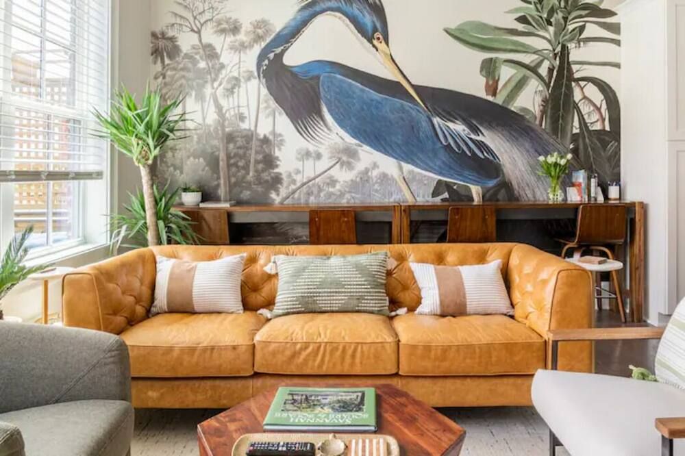 Downtown Riverfront Luxury Townhome - Savannah - Living room