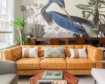 Downtown Riverfront Luxury Townhome - Savannah - Living room